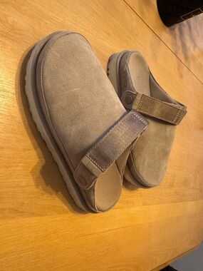 Ugg Women’s Goldenstar Clog size 9 like new